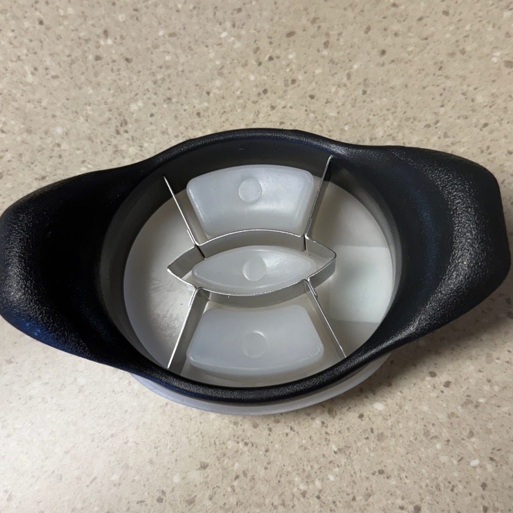 Retired Pampered Chef Mango Wedger Slicer Cutter W/ Blade Cover